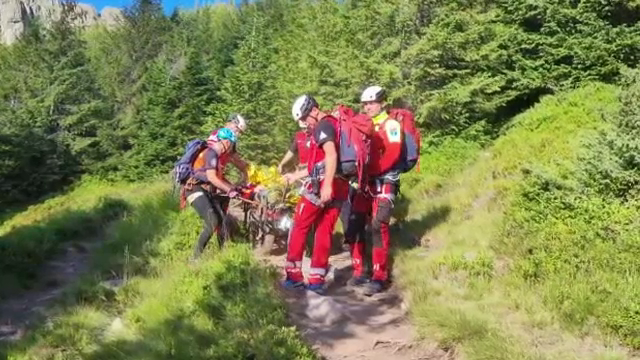 O femeie a fost transportată cu elicopterul la spital, după ce a alunecat pe o stâncă. Pacienta a fost operată