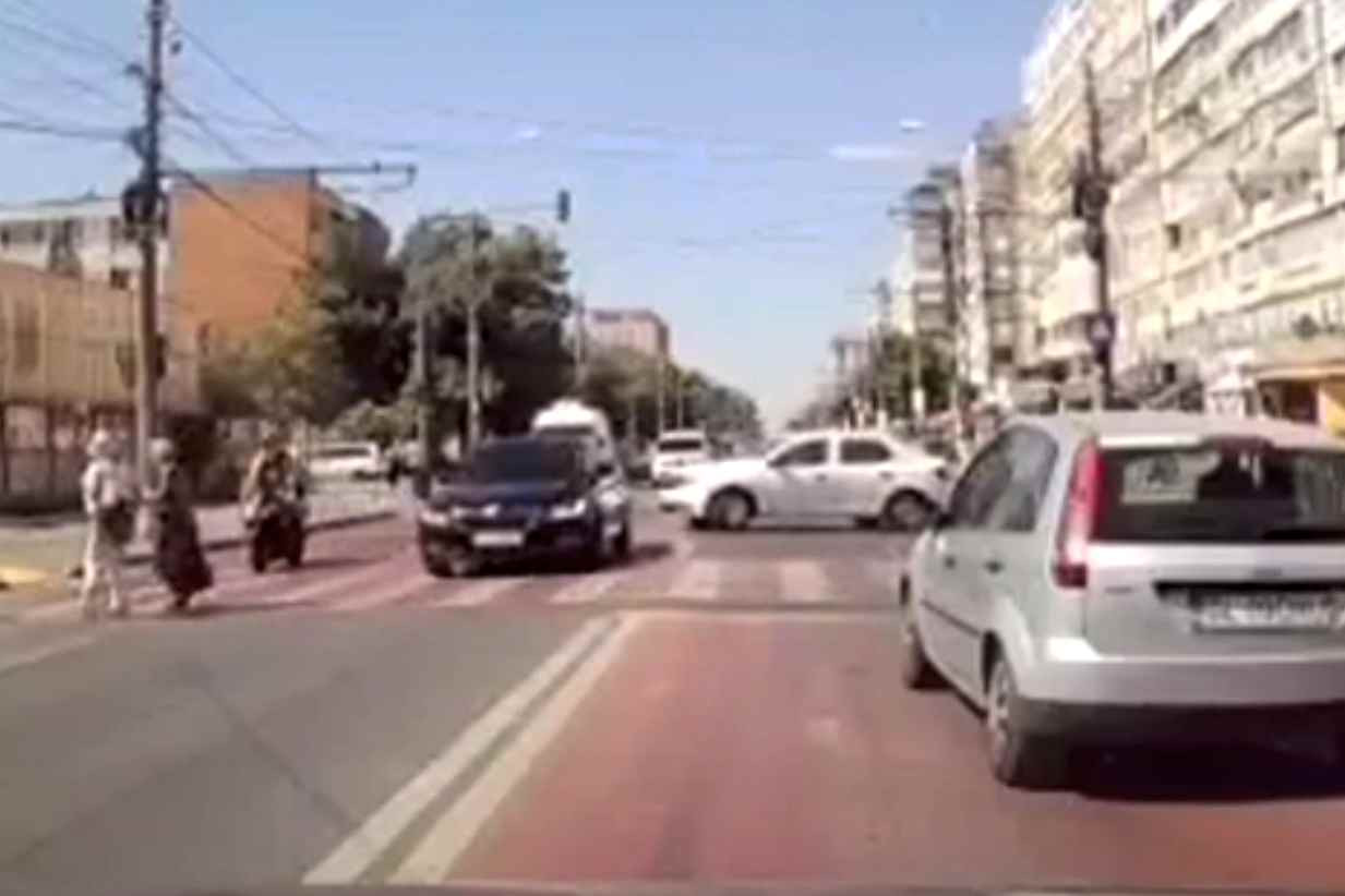 Două pensionare din Galați, spulberate pe trecerea de pietoni de un motociclist. Avea viteză și nu a putut opri