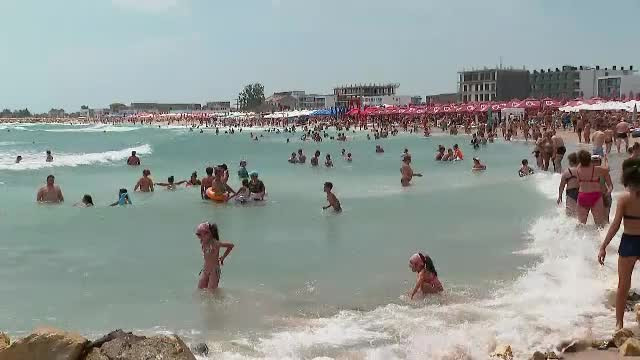 Din ce în ce mai mulți turiști ignoră avertismentele salvamarilor. Zeci de oameni, salvați de la înec în sudul litoralului