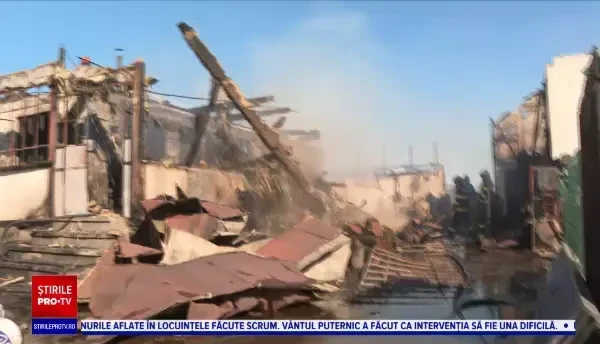 Trei case au fost complet mistuite de flăcări într-un sat din Gorj