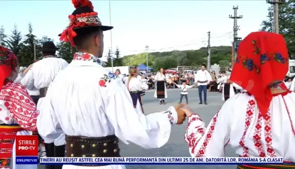 „Danțul la șură”, un vechi obicei moștenit din străbuni, readus la viață de sătenii din Lăpuș