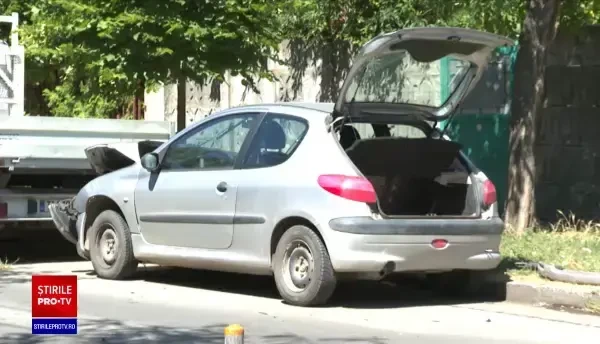 Mașină proiectată direct în gardul unei case din Timișoara, după ce a fost acroșată de un alt autoturism
