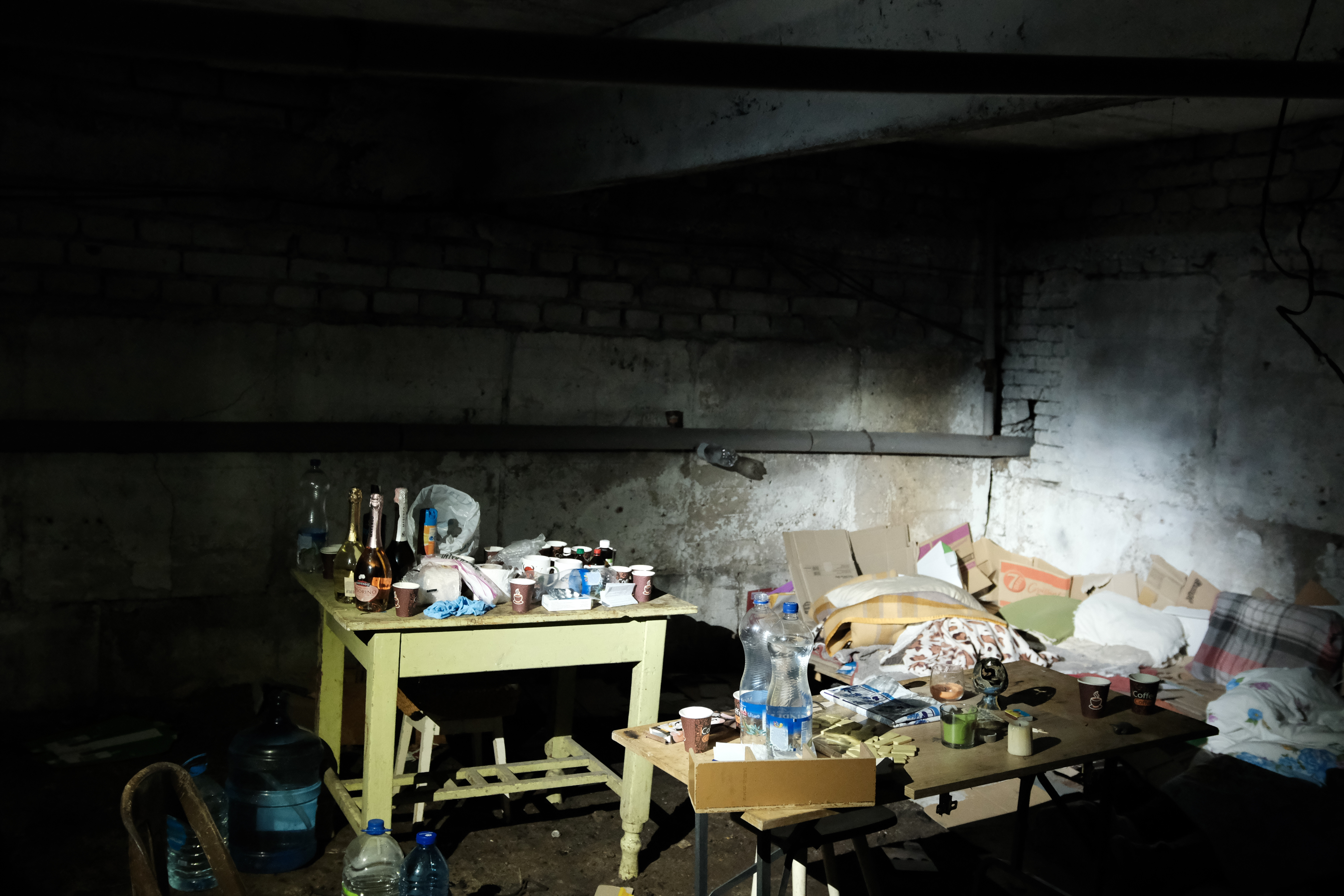 O tânără de 19 ani din Ucraina a născut într-un beci, asistată de doi militari ruși