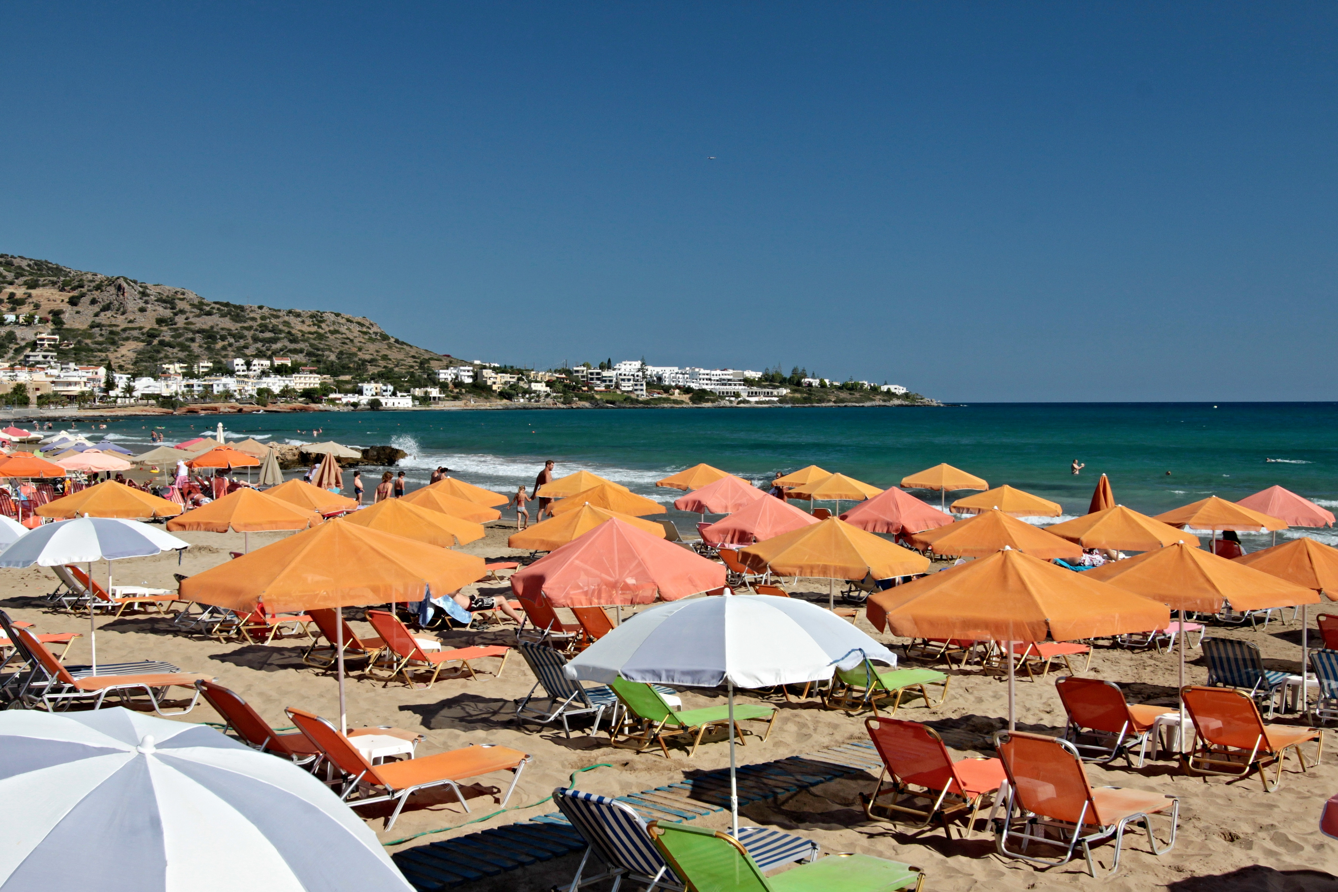 Descoperire șocantă pe o plajă din Creta. Un bărbat a stat pe un șezlong ore în șir până când cineva a observat că este mort