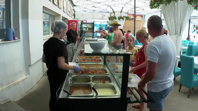 Terasele și hotelurile de pe litoral sunt în criză de angajați calificați. Bucătar: Eu sunt de la țară, am lucrat la baloți