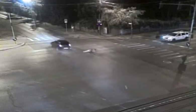 Accident filmat în Timișoara. Un tânăr care circula pe trotinetă a trecut pe roșu și a fost lovit în plin de o mașină
