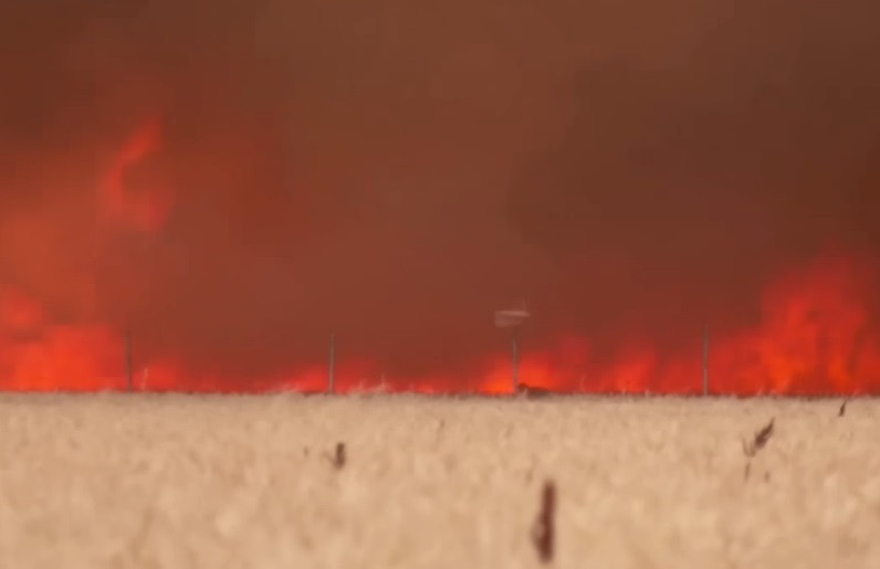 Un spaniol a fost filmat alergând cu hainele în flăcări, în timp ce se lupta cu incendiile devastatoare de vegetație