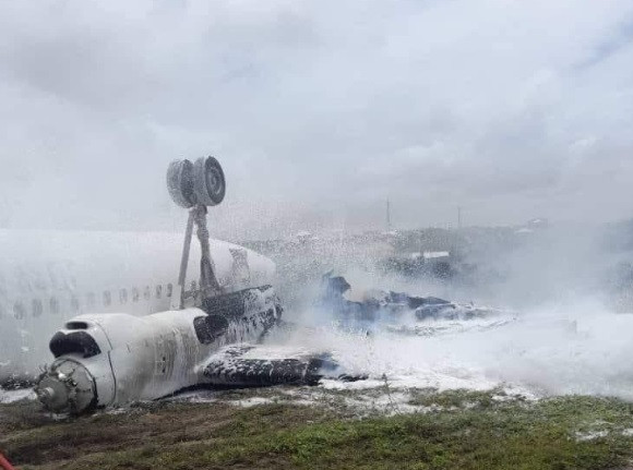 Un avion s-a răsturnat și a luat foc după aterizarea pe un aeroport. VIDEO