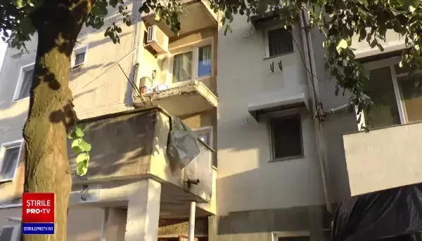 O femeie s-a prăbușit cu balconul în timp ce întindea rufele. Martor: Blocuri făcute pe timpul lui Ceaușescu, noaptea la bec
