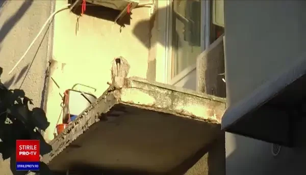 ANIMAȚIE GRAFICĂ. Cum s-a prăbușit balconul din Severin, rănind grav o femeie care întindea rufe