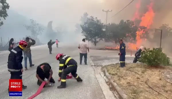 Nouă sate din apropiere de Atena, evacuate din cauza unui incendiu. Pompierii români ajută la stingerea flăcărilor