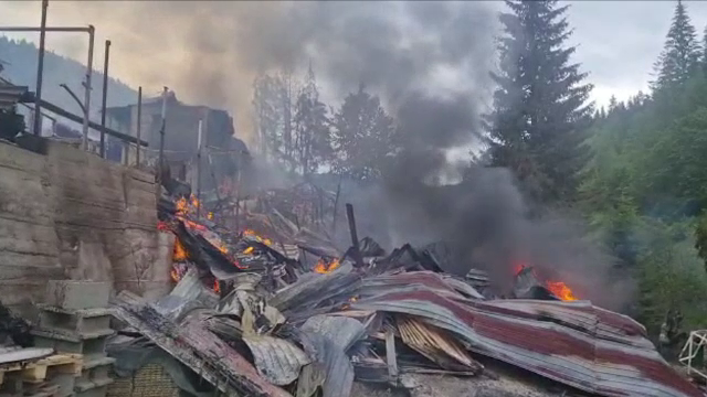 O mănăstire din Neamț, mistuită de flăcări. Stareța a suferit arsuri la față și mâini