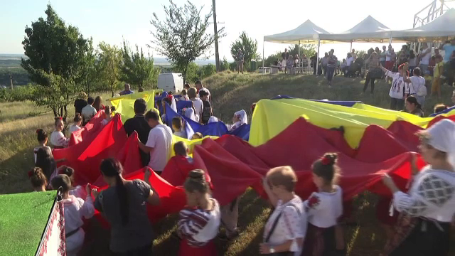 Sărbătoare cu dans și voie bună în Dâmbovița, unde localnicii îl sărbătoresc pe Sfântul Ilie, ocrotitorul localității