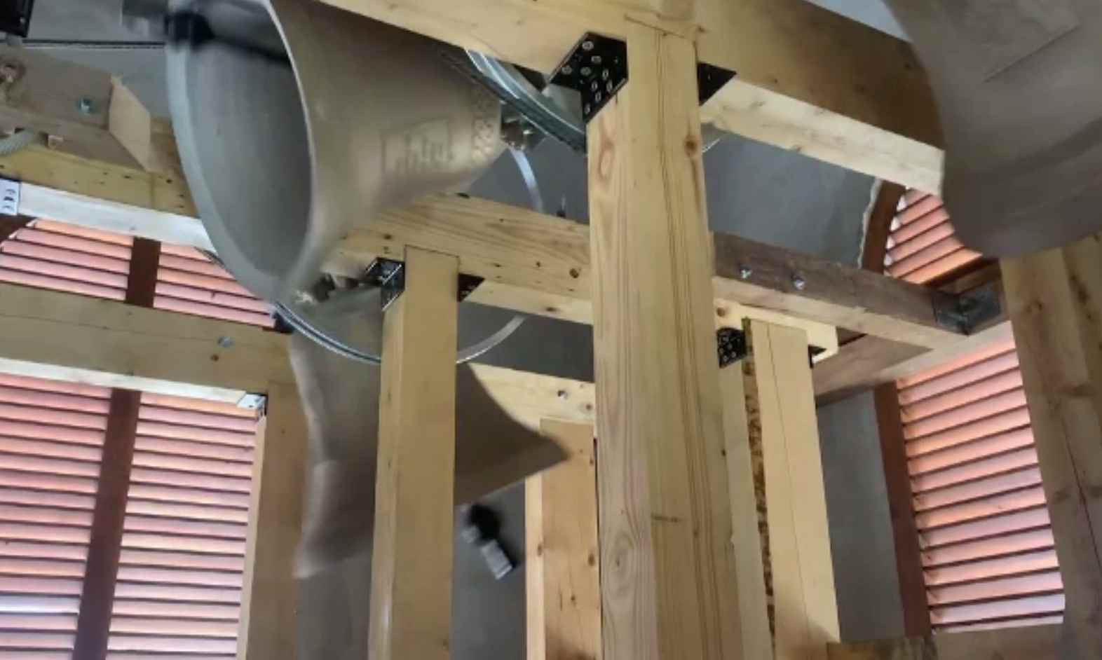 Clopote acționate de pe mobil, într-o biserică din Prahova. Au garanție de 1.200 de ani