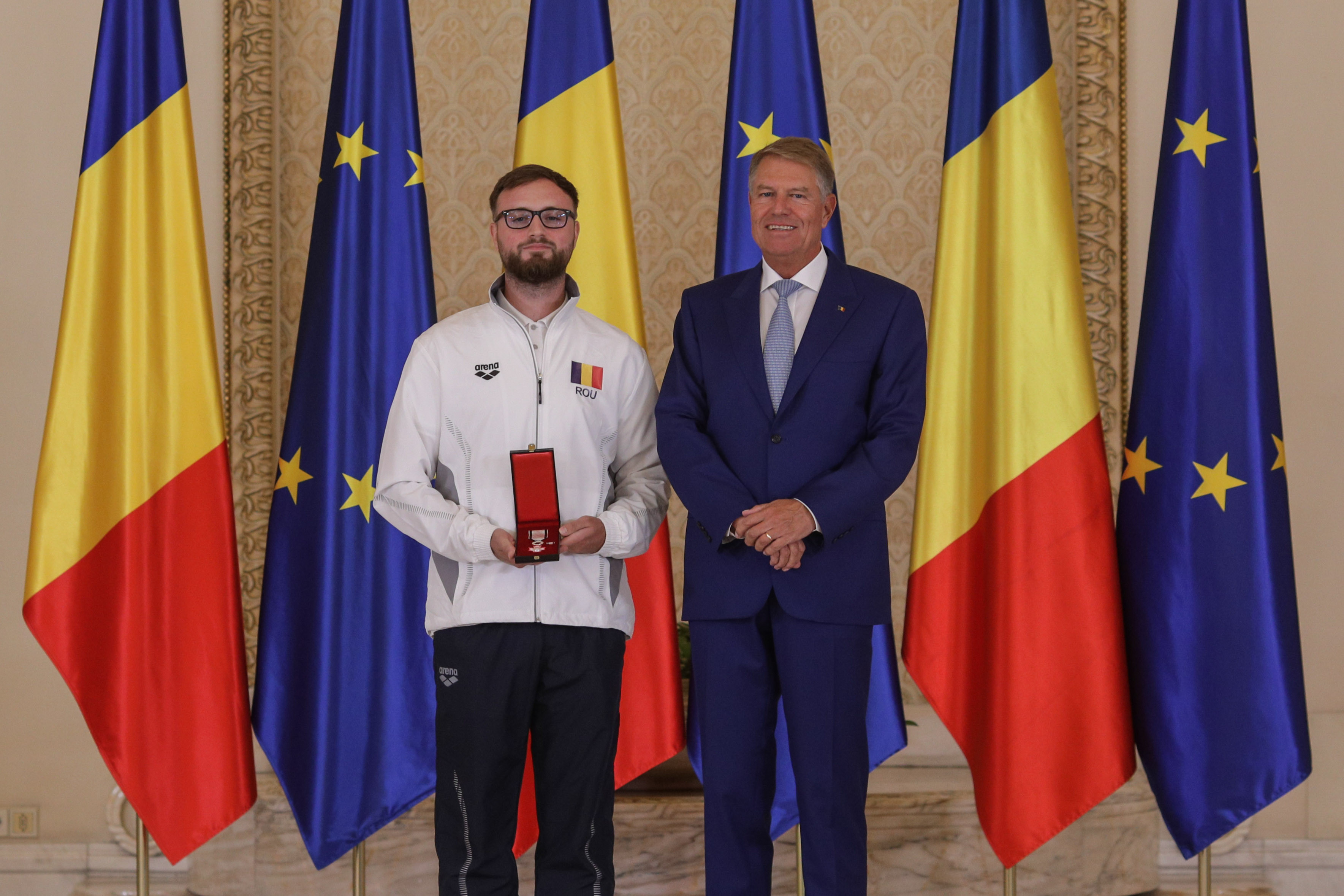 David Popovici şi Adrian Rădulescu au fost decoraţi de Iohannis. ”Sportivii noştri au nevoie de mai multă implicare”