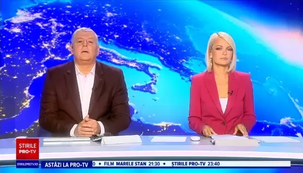 Mașină „înghițită” de un crater din asflat. Un autoturism a căzut într-o groapă adâncă de câțiva metri