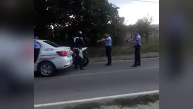 Urmărire ca-n filme, în Vrancea. Polițiștii au prins un motociclist, care nu a oprit la semnalele lor, după 40 de km