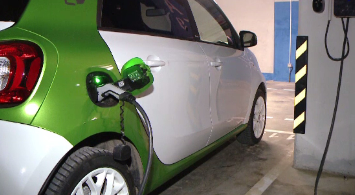 Mașinile electrice, tot mai populare în rândul românilor. Ce probleme întâmpină cei are conduc automobile verzi
