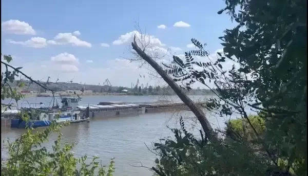 Cărbunele din trei barje sârbești blocate pe Dunăre, aproape de Zimnicea, arde din cauza temperaturilor ridicate