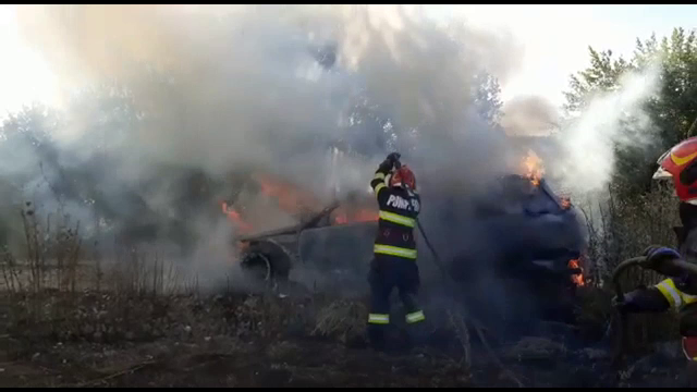 O mașină a luat foc în mers, în județul Cluj. Șoferul a tras pe dreapta și a reuşit să iasă din autovehicul