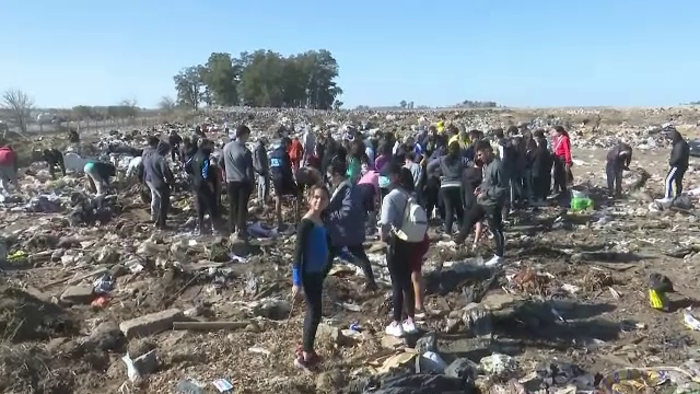 Mai mulți muncitori au găsit într-o groapă de gunoi peste 50.000 de dolari în Argentina