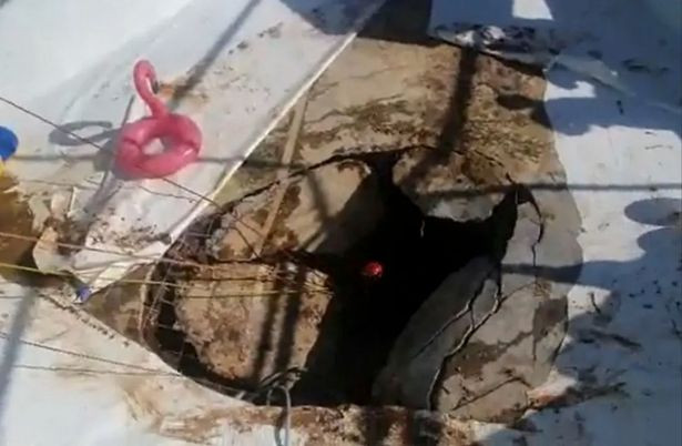 Un bărbat a murit după ce a fost înghițit de o dolină care s-a format brusc în piscina în care se afla | Video