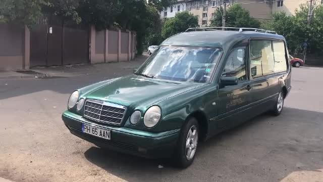 Chemați să ridice două mașini ce blocau o intersecție, polițiștii din Ploiești au făcut o descoperire macabră