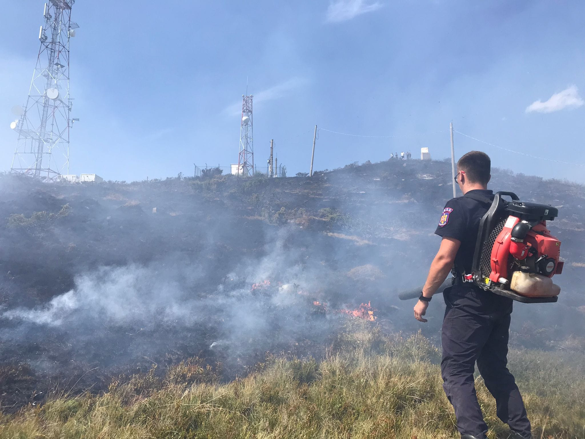 Muntele Găina a luat foc. Arde o suprafață mare. VIDEO