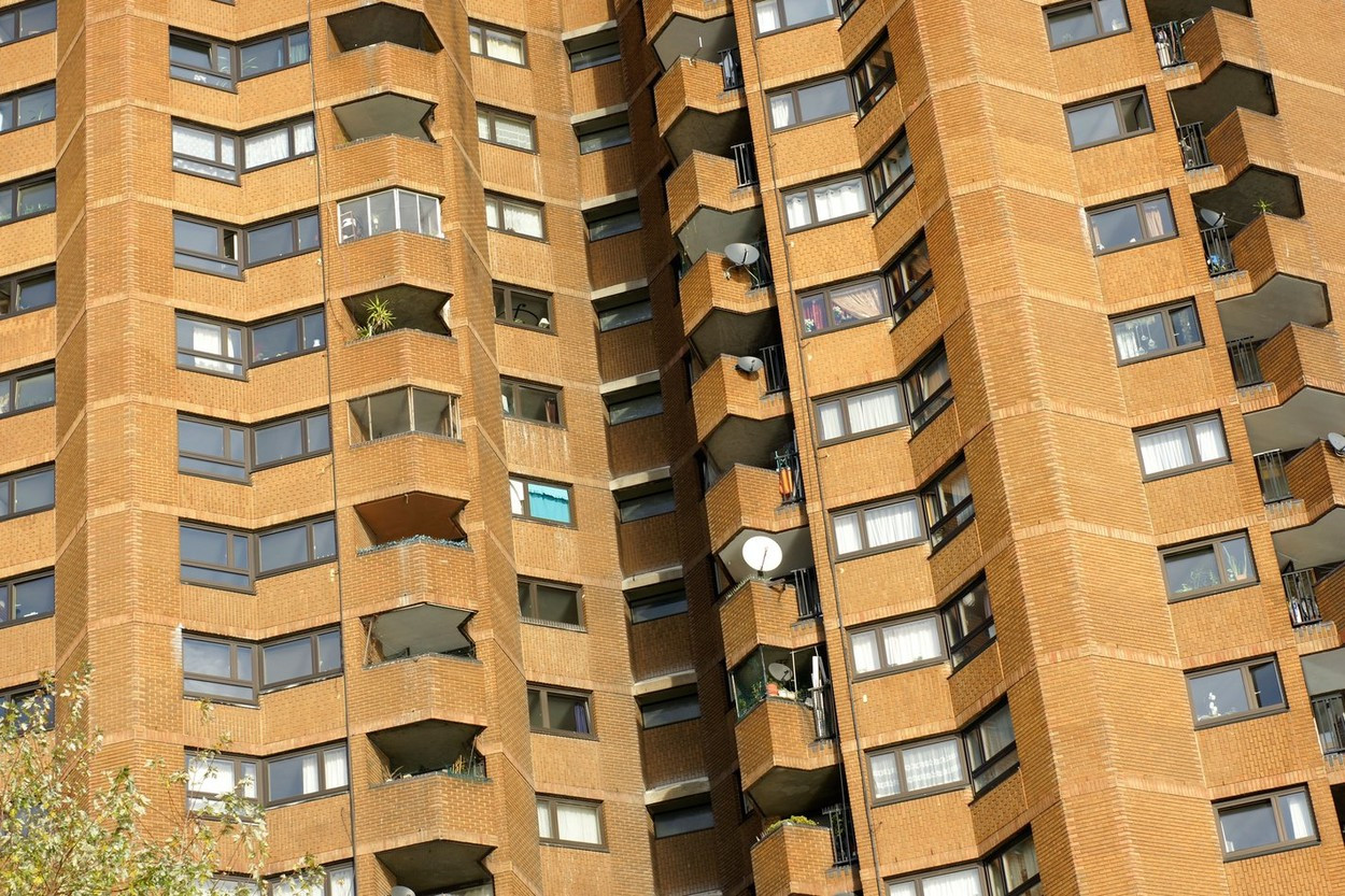 Cadavrul unei femei a zăcut în sufragerie timp de doi ani, fără ca poliția să intre în locuință. Cum a fost posibil