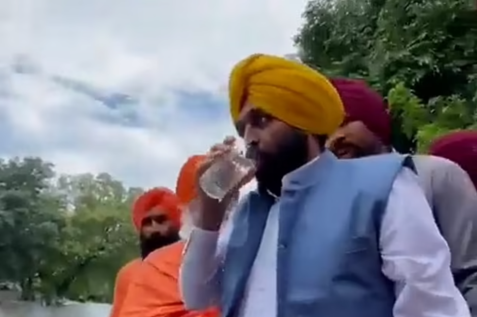 VIDEO Un ministru din India s-a îmbolnăvit după ce a băut apă dintr-un râu „sfânt”, dar poluat