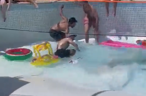 VIDEO Tragedie la ștrand. Un bărbat a murit după ce podeaua piscinei în care se afla s-a prăbușit și l-a înghițit cu totul