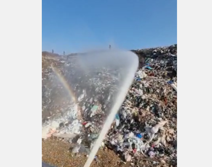 VIDEO Incendiu la groapa de gunoi din Arad. Intervin pompierii