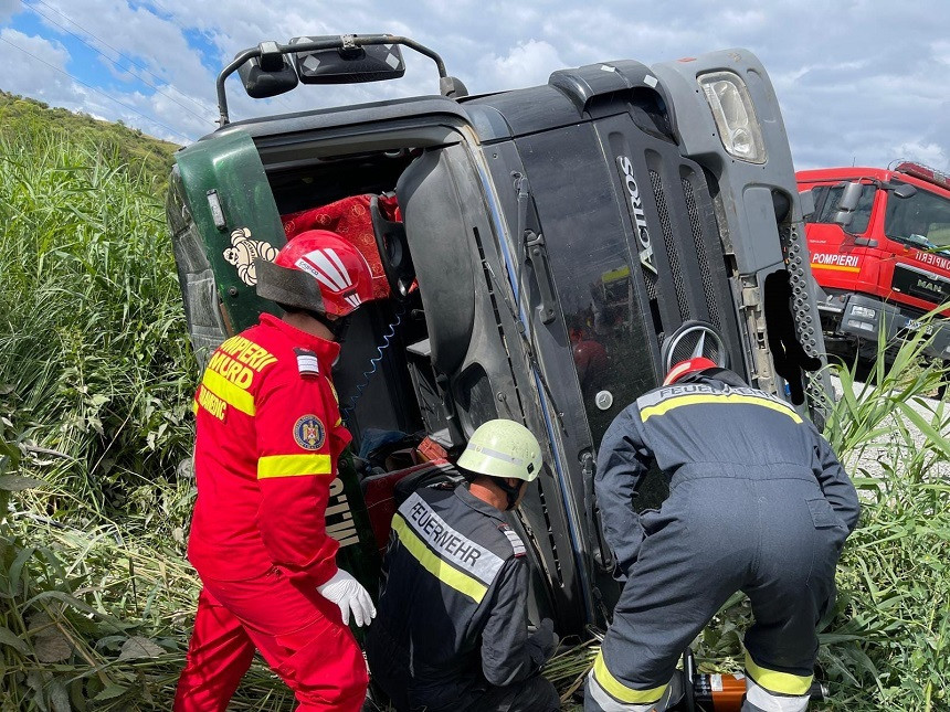 O autocisternă încărcată cu GPL s-a răsturnat pe DN 19A. Traficul a fost oprit