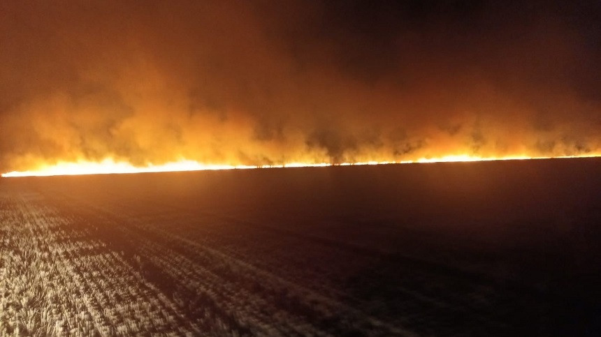 Incendiu puternic în Tulcea. Focul a fost pus intenţionat. Au ars 400 de hectare de mirişte şi 600 de baloţi de paie. VIDEO
