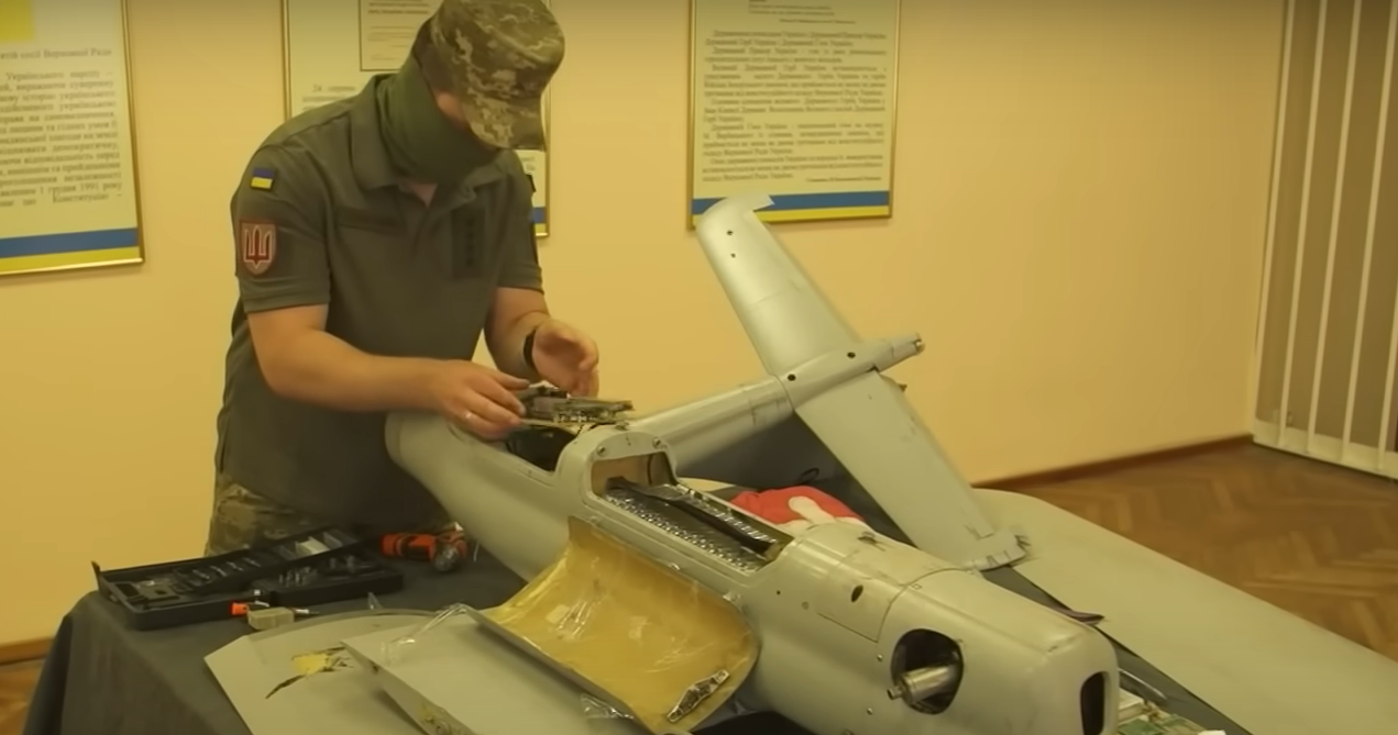 VIDEO. Imagini în premieră cu o dronă capturată, folosită de Rusia. Ce s-a găsit înăuntru