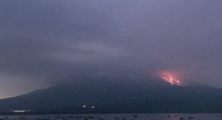 VIDEO Momentul în care erupe vulcanul Sakurajima din Japonia. Roci vulcanice au fost aruncate la 2,5 km distanță