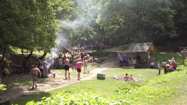 Românii s-au retras la munte într-una dintre cele mai calde zile din an. La Pietrele lui Solomon a fost extrem de aglomerat