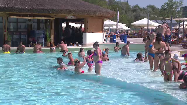 Distracția la piscină, varianta pentru cei care nu pot ajunge la mare. Cea mai mare plajă urbană din Europa, lângă București