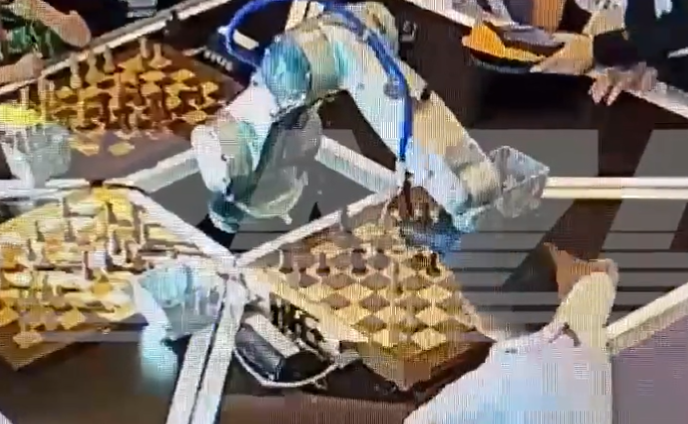 VIDEO Un robot care juca șah cu un băiat de 7 ani i-a rupt degetul în timpul partidei