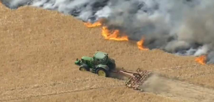 VIDEO Un fermier din Marea Britanie și-a folosit tractorul pentru a opri un incendiu de pe un câmp de grâu
