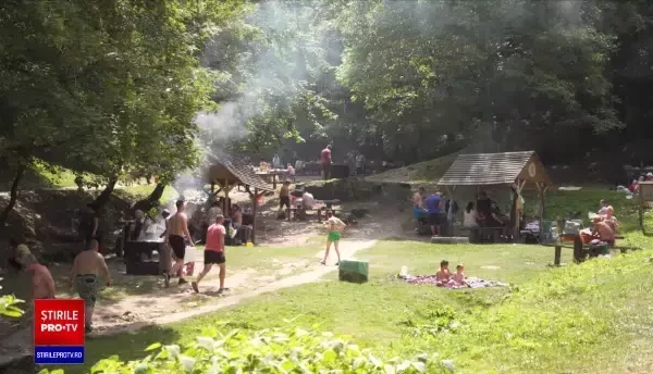 Românii s-au retras la munte într-una dintre cele mai calde zile din an. La Pietrele lui Solomon a fost extrem de aglomerat
