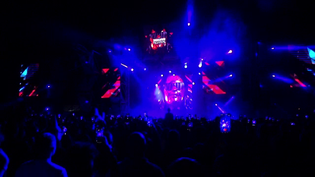 Peste 10.000 de persoane au participat la festivalul Young Island din Bacău. DJ-ul Paul Van Dyk a întreținut atmosfera