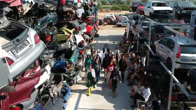 Festival de modă inedit la Sibiu. Modelele au defilat printr-un cimitir de mașini și într-o fabrică de făină