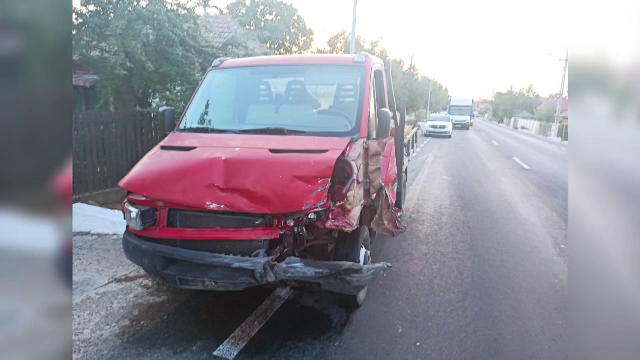 Accident grav între o autoutilitară și o camionetă pe DN 56A. Momentul a fost surprins de camere de supraveghere