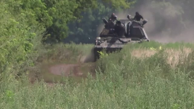 Rușii bombardează încontinuu pozițiile ucrainene de lângă Slaviansk. Kiev pregătește o ofensivă majoră în regiunile ocupate