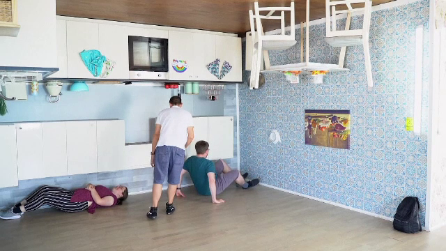 O casă construită cu susul în jos face senzație printre englezi. Cât costă ca să o vizitezi