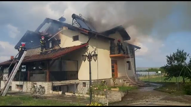 Weekend de foc: Șapte case din Dolj au fost cuprinse de un incendiu pornit de la candele aprinse în cimitir