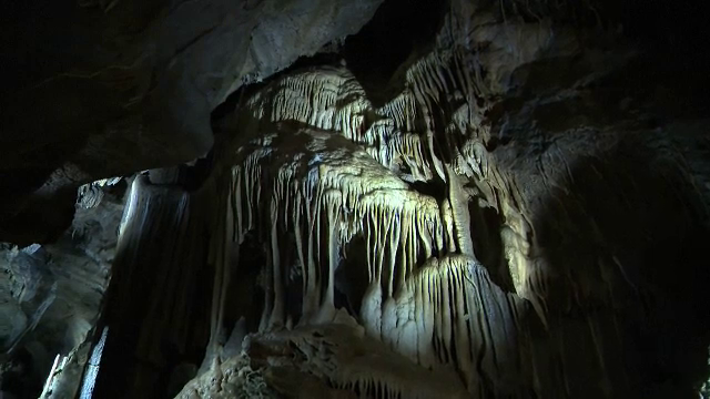 Belgienii se refugiază de caniculă în peșteri. Temperaturile de aici nu depășesc 10 grade