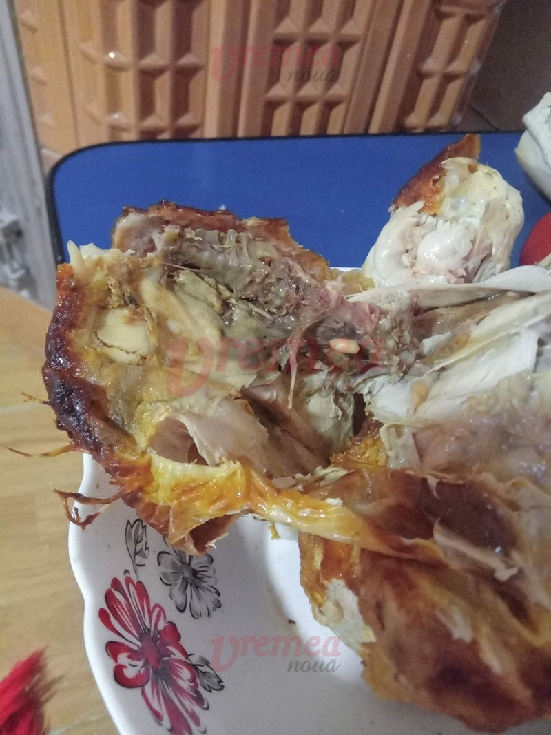 Pățania unui bărbat care a cumpărat un pui la rotisor dintr-un hipermarket din Huși: Mănâncă oamenii si se pot îmbolnăvi