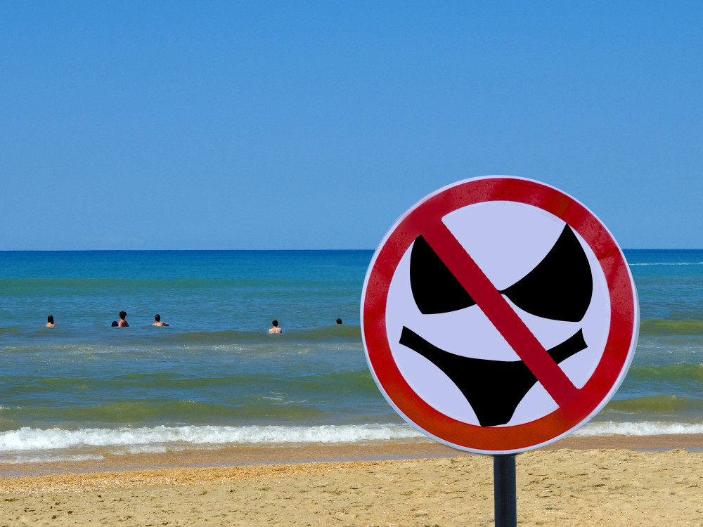 Un bărbat care se autosatisfăcea pe o plajă de nudiști, împușcat mortal de un pensionar